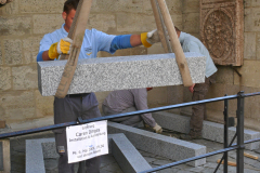 Schwerer Granit für die Grabinstallation der Wiener Friedhöfe